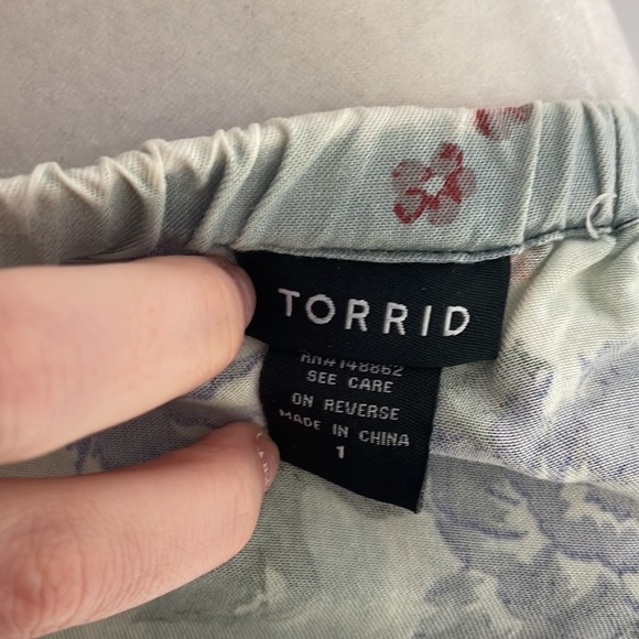 Torrid denim looking floral tank top size 1 - Picture 6 of 8